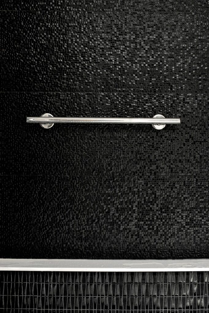 A picture of a metal towel bar mounted on the wall