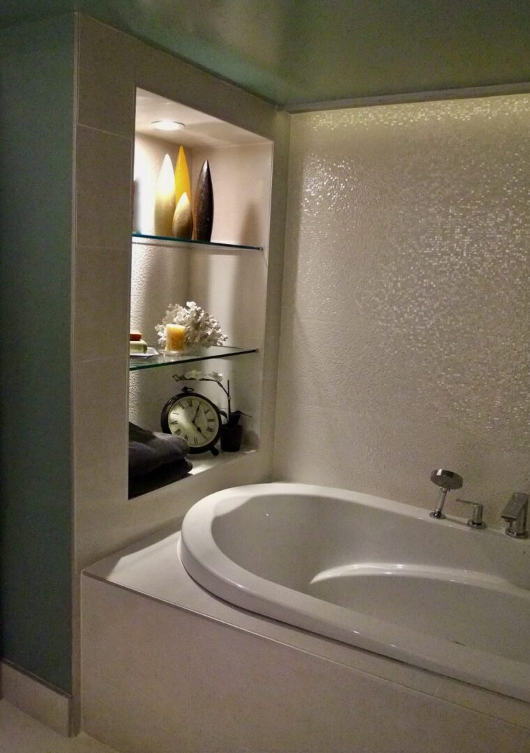 A luxury suit with bathtub